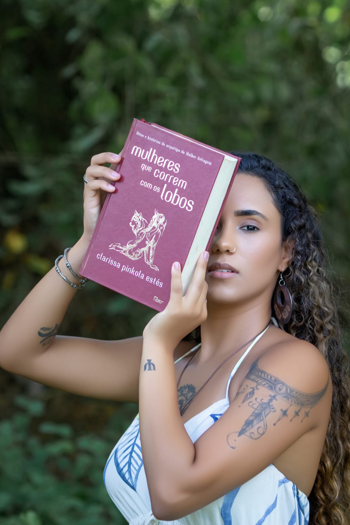 Katiany Miranda com o livro Mulheres que Correm com os Lobos, referência em psicologia feminina