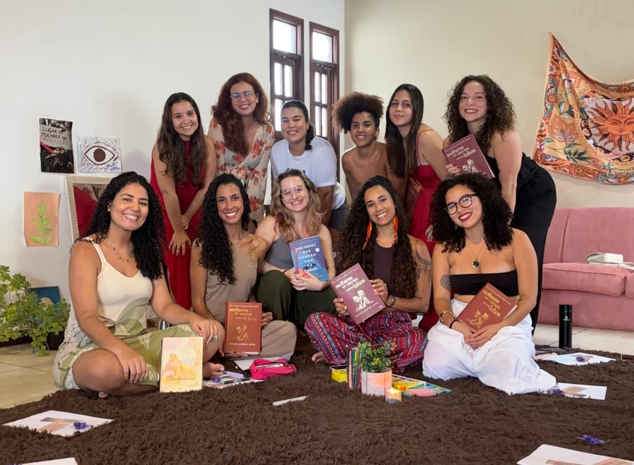 Grupo e círculo de mulheres em encontro presencial